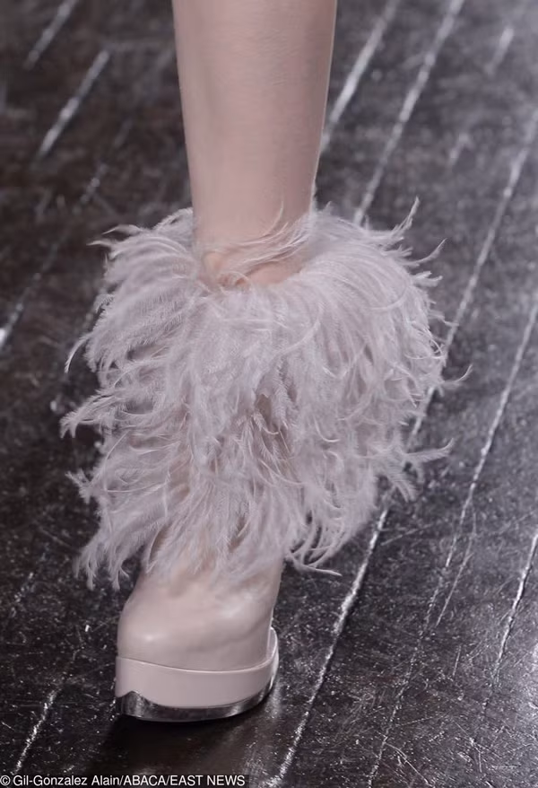 Một mẫu giày của hãng mốt Alexander McQueen. Thiết kế được mô phỏng theo hình dáng bàn chân của con bò. Chi tiết trang trí lông vũ và không có phần gót càng khiến đôi giày trở nên xa lạ với người dùng.