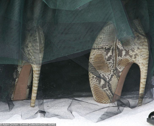 Một đôi giày thách thức, có tính chất “ngược đãi” bản thân người đi. Cụ thể, nó có chiều cao khủng cùng phần mũi vô cùng cồng kềnh. Dù vậy, sản phẩm của hãng Alexander McQueen vẫn được chào bán với giá cao ngất ngưởng.