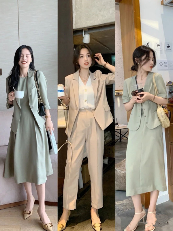 Lựa chọn vest ngắn. Áo vest được xem là một trong những “đặc sản” của dân công sở. Để vẻ ngoài không còn cứng nhắc, chị em nên chọn những bộ vest ngắn có chất liệu mỏng nhẹ, màu sáng. Ngoài cách kết hợp với quần, bạn có thể phối cùng váy xòe hoặc chân váy đồng màu.