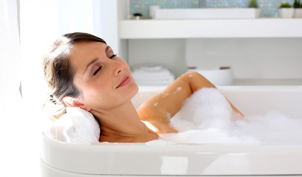 Để tốt cho cơ thể, chuyên gia khuyến nghị những người khỏe mạnh nên tắm vào buổi sáng, duy trì nước tắm ở nhiệt độ phòng. Bằng cách này, cơ thể sẽ trở nên tỉnh táo, hệ tuần hoàn được cải thiện. Nó cũng rất tốt cho tình trạng đau nhức cơ, hồi phục sau khi tập luyện.