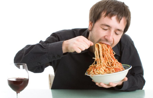 Ăn quá nhanh. Ăn quá nhanh khiến thức ăn không được nghiền nhỏ, làm tăng gánh nặng cho dạ dày. Không những vậy, việc ăn quá nhanh còn khiến lượng lớn không khí đi vào đường ruột gây khó tiêu, đau bụng, chướng bụng. Lâu dần, thói quen ăn uống này sẽ làm suy yếu đường tiêu hóa.