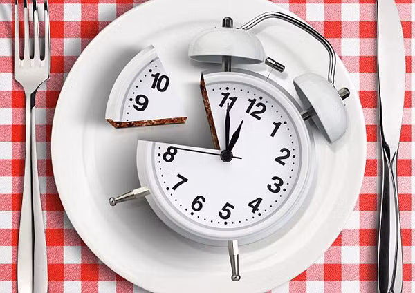 Không ăn đúng giờ. Ăn đúng giờ là yêu cầu cơ bản nhất để đảm bảo sức khỏe đường tiêu hóa. Vậy nhưng công việc bận rộn, sự tùy tiện khiến không ít bạn trẻ bỏ qua yếu tố này.