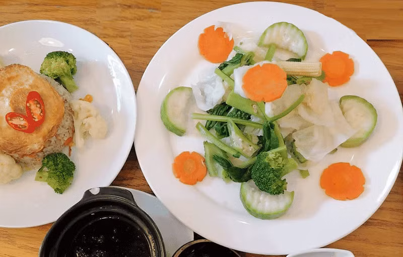 Cụ thể, ăn kiêng thời gian dài khiến lượng thức ăn nạp vào cơ thể quá ít, nhịn đói khiến niêm mạc dạ dày bị tổn thương. Bên cạnh đó, ăn kiêng còn khiến cơ thể suy dinh dưỡng, chức năng tiêu hóa suy giảm khiến khả năng chống chọi của cơ thể với bệnh tật không cao.