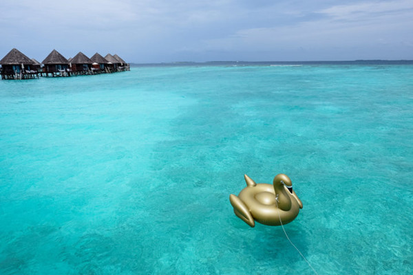 Thực tế, không ít trường hợp ngồi trên phao bơi cỡ đại bị cuốn ra xa bờ từng được ghi nhận. Good Morning America cũng từng đưa tin về cô gái xứ Wales ngồi trên phao bị đẩy xa ra biển hơn 1,6km. Gia đình cô gái cho biết, trước đó họ đã dùng dây an toàn để kiểm soát sự di chuyển của chiếc phao. Vậy nhưng, một cơn gió mạnh đã làm đứt chiếc dây, khiến cô gái trôi dạt một mình trên biển khơi.