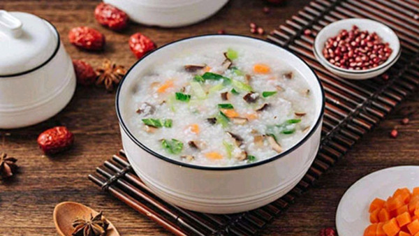 Cháo. Cháo là món ăn quen thuộc với nhiều người. Tuy dễ tiêu nhưng người có lượng đường huyết cao không nên ăn cháo. Nguyên nhân bởi cháo chứa nhiều chất bột đường, ăn quá nhiều sẽ chuyển hóa thành đường làm tăng đường huyết.