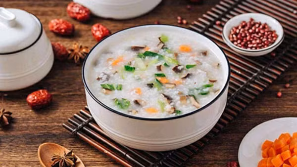 Cháo. Cháo là món ăn quen thuộc với nhiều người. Tuy dễ tiêu nhưng người có lượng đường huyết cao không nên ăn cháo. Nguyên nhân bởi cháo chứa nhiều chất bột đường, ăn quá nhiều sẽ chuyển hóa thành đường làm tăng đường huyết.