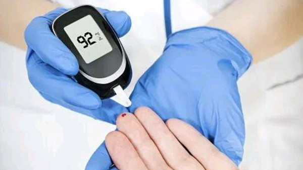 Tiểu Kim năm nay 26 tuổi. Cách đây 1 tháng, cô thường xuyên cảm thấy đói, khát và tiểu nhiều. Cảm thấy các triệu chứng rất giống người mẹ mắc bệnh tiểu đường nên Kim đi khám. Sau khi kiểm tra chi tiết, bác sĩ chẩn đoán cô bị tiểu đường giống mẹ. Điều này khiến Kim và bạn trai cảm thấy khó tin vì bệnh nhân tuổi đời còn rất trẻ.