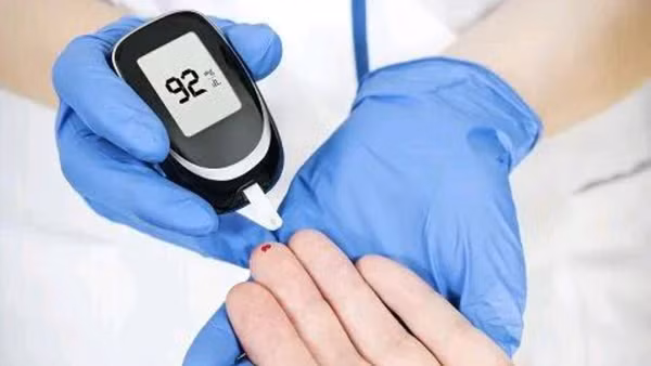 Tiểu Kim năm nay 26 tuổi. Cách đây 1 tháng, cô thường xuyên cảm thấy đói, khát và tiểu nhiều. Cảm thấy các triệu chứng rất giống người mẹ mắc bệnh tiểu đường nên Kim đi khám. Sau khi kiểm tra chi tiết, bác sĩ chẩn đoán cô bị tiểu đường giống mẹ. Điều này khiến Kim và bạn trai cảm thấy khó tin vì bệnh nhân tuổi đời còn rất trẻ.