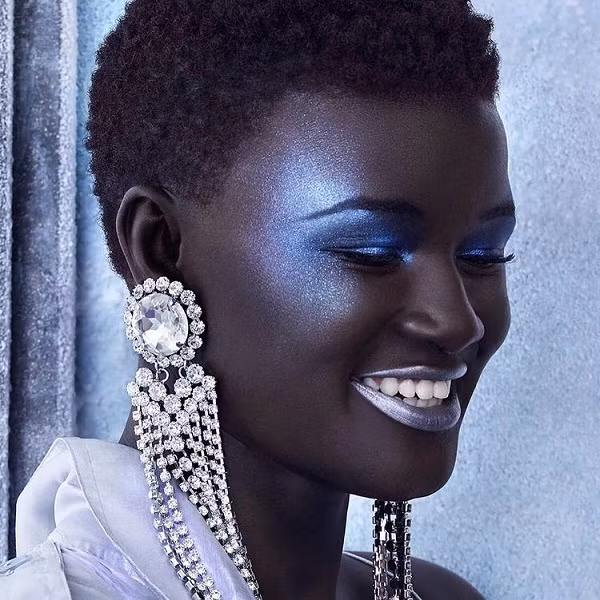 Giữa "rừng" mỹ nhân, Khoudia thu hút sự chú ý vì làn da tối đặc biệt. Ngay sau đó, những người thành lập chiến dịch liên hệ với cô qua mạng xã hội, ngỏ lời mời cô tham gia chiến dịch của họ.