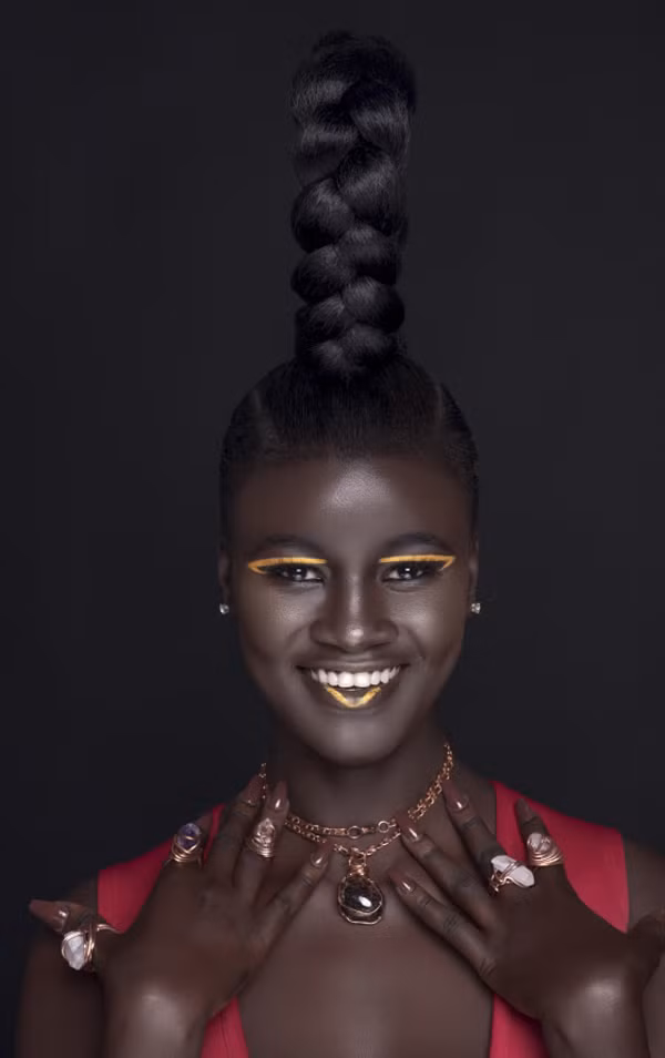 Trên trang Instagram có hơn 506 nghìn lượt theo dõi, “con gái bóng đêm” thường xuyên chia sẻ khoảnh khắc ghi lại nét đẹp tự nhiên của cơ thể.