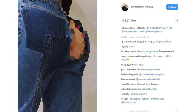 Tương tự, chiếc quần jeans hở mông này cũng bị “ghẻ lạnh” bởi đường cắt không giống ai. Thay vì phô diễn một cách tinh tế, chiếc quần khiến người mặc dễ bị gắn mác thảm họa thời trang.