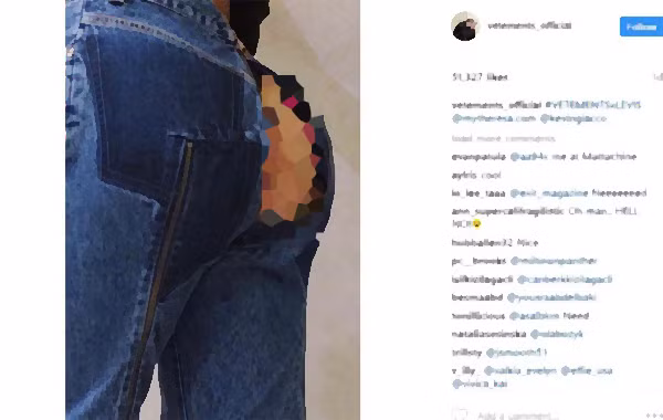 Tương tự, chiếc quần jeans hở mông này cũng bị “ghẻ lạnh” bởi đường cắt không giống ai. Thay vì phô diễn một cách tinh tế, chiếc quần khiến người mặc dễ bị gắn mác thảm họa thời trang.