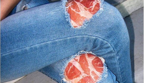 Mẫu quần jeans này có điểm nhấn là phần rách ở hai bên đùi. Tuy nhiên, thay vì để hở vùng da của người mặc, chiếc quần lại được độn 1 lớp vải mô phỏng hình miếng thịt cắt lát.
