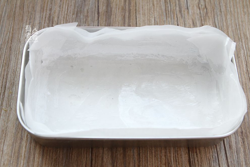 Vậy là coi như xong rồi đấy các bạn ạ! Chúng ta trải giấy nến, có thể quét lớp dầu mỏng ở trên, đổ bánh vào.