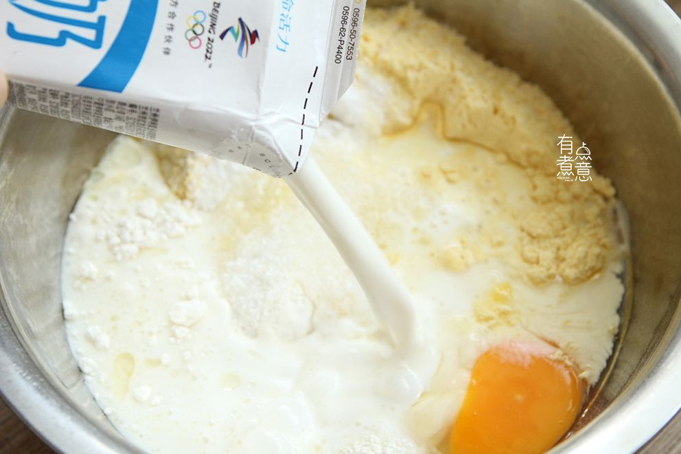 Cách làm: Bước 1: 1. Đổ bột mì và bột ngô vào chậu, đập trứng vào, thêm đường, bột nở, dầu và sữa, nếu không có sữa thì thay bằng nước.