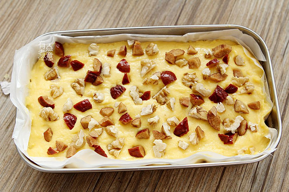 Trải các loại hạt lên trên và có thể cho vào lò nướng, nồi chiên không dầu hoặc nồi hấp. Nếu dùng lò nướng hoặc nồi chiên, có thể phủ lớp giấy bạc lên trên để không cháy hạt.