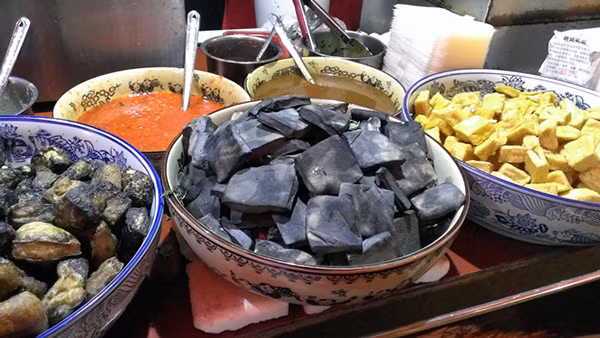 Theo bác sĩ, đậu phụ thối là món ăn vặt độc đáo, khá phổ biến tại Trung Quốc. Khi được sản xuất đạt chuẩn, món ăn không gây hại. Vậy nhưng, những quán bán đậu phụ thối vỉa hè mà Hiểu Hạ thường mua rất khó kiểm soát chất lượng. Hầu hết đồ ăn vặt kiểu này không hợp vệ sinh, có khả năng chứa vi khuẩn gây bệnh.