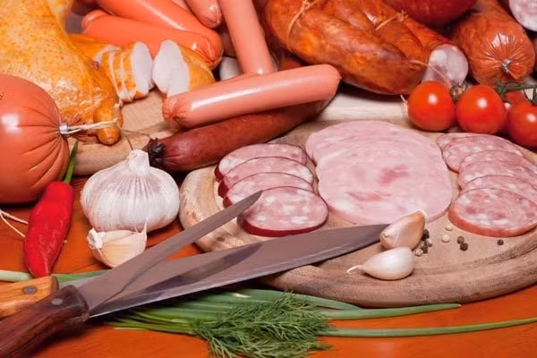 Thực phẩm chế biến sẵn. Thực phẩm chế biến sẵn thường chứa chất bảo quản để kéo dài thời gian sử dụng. Ăn lượng lớn dễ gây gánh nặng cho gan, tổn thương gan.