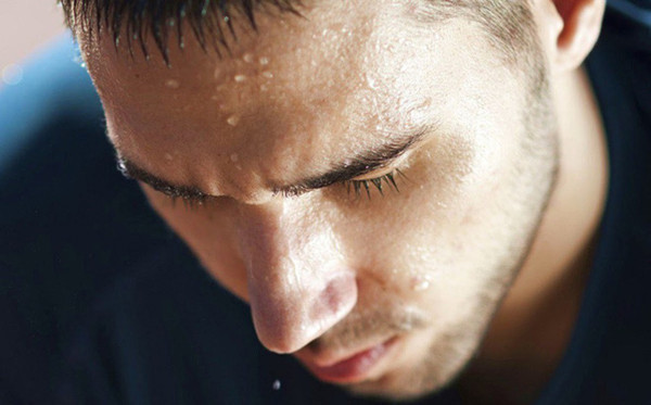 Đổ mồ hôi đột ngột. Trường hợp không tập thể dục, nhiệt độ không cao song cơ thể, đặc biệt là vùng đầu đột ngột đổ mồ hôi nhiều thì cần hết sức chú ý.