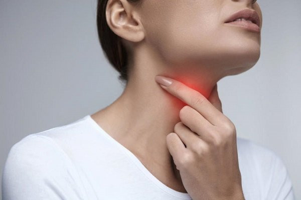 Không giống những cơn đau họng thông thường, đau họng do bệnh tim thường tức cổ, khó thở, cảm giác như bị dây siết vùng cổ.