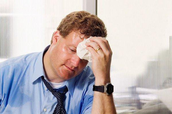 Số liệu lâm sàng cho thấy, 70% trường hợp nhồi máu cơ tim có biểu hiện ra mồ hôi nhiều trước khi khởi phát. Tình trạng này bắt nguồn từ việc thần kinh giao cảm hoạt động quá mức khiến bệnh nhân đột ngột đổ mồ hôi.