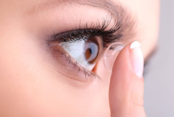 Nói về sự nguy hiểm của đeo kính áp tròng khi tắm, chuyên gia đo thị lực Seamus Flynn đồng thời là chủ thương hiệu kính mắt Sapphire Eyewear cho biết: “Bình thường, phản xạ chớp mắt tự nhiên đủ làm sạch vi khuẩn acanthamoeba. Tuy nhiên, nếu bạn đeo kính áp tròng thì vi khuẩn sẽ có cơ hội bám trụ trên ống kính”.