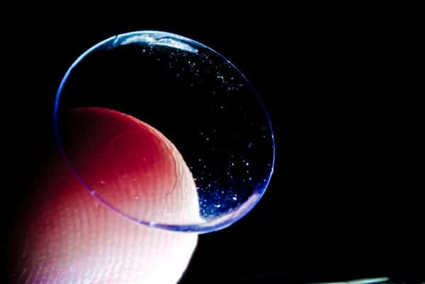 Cần hết sức lưu ý, bạn chỉ nên tháo kính hoặc chạm vào kính áp tròng khi tay khô. Nếu không may kính áp tròng bị dính nước, bạn nên bỏ chúng hoặc khử trùng bằng dung dịch rửa kính thích hợp.