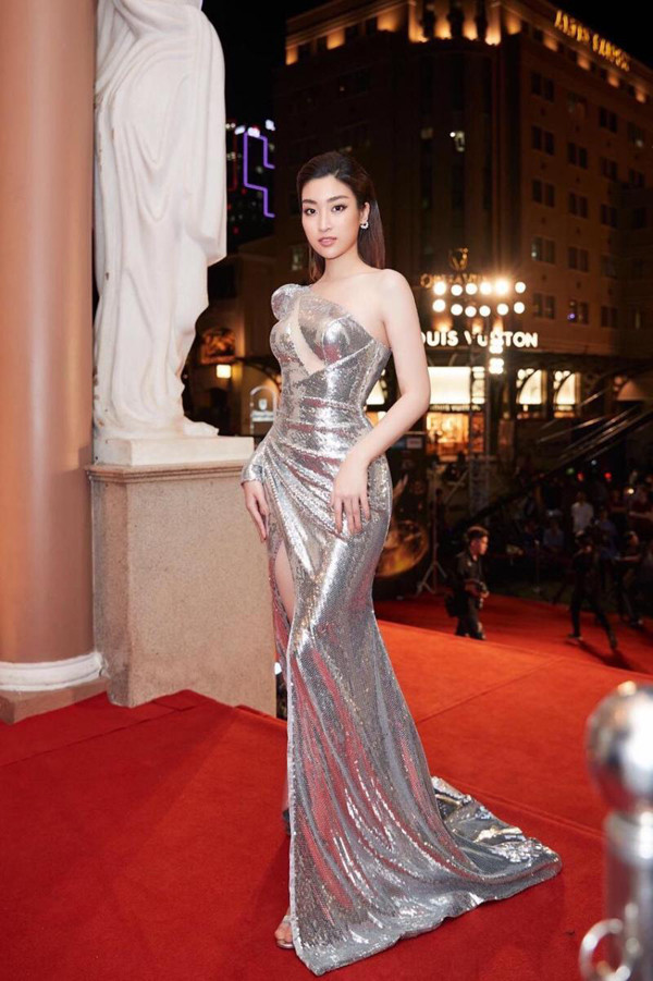 Váy kim sa (mốt cũ năm 2002). Từng là mốt cũ năm 2002, những chiếc váy kim sa, lấp lánh ngày càng xuất hiện nhiều trên sàn diễn lẫn đường phố. Đặc biệt, nhà thiết kế Paco Rabanne đã mang ý tưởng này làm điểm nhấn cho những thiết kế của mình trên đường băng năm 2021.