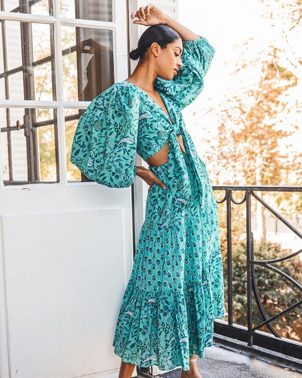 Thực tế, những chiếc váy họa tiết hoa nhí từng được chị em mặc nhiều từ những năm 2001. Nhìn chung, dù có sự khác biệt về kiểu dáng song họa tiết hoa nhí luôn được lòng phụ nữ bởi vẻ thanh tao, nhẹ nhàng.