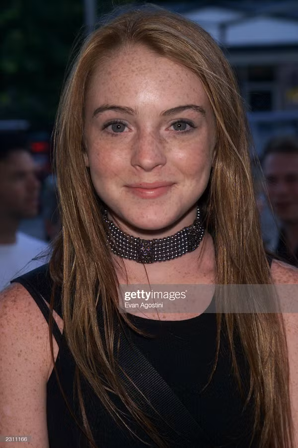 Quả thực, những hạt cườm đính kết tinh tế giúp hướng ánh nhìn tới thềm ngực căng tràn khiến hiếm người có thể chối từ.