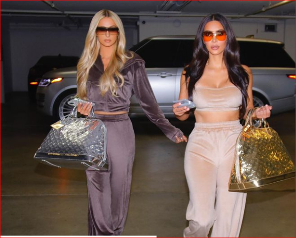 Trang phục chất liệu nhung (mốt cũ năm 2006). Những bộ đồ thể thao chất liệu nhung từng có thời “làm mưa làm gió” trong tủ đồ các quý cô năm 2006. Sau hơn 20 năm, Juicy Couture được xem là người “thổi” lại niềm đam mê với trang phục chất liệu nhung.