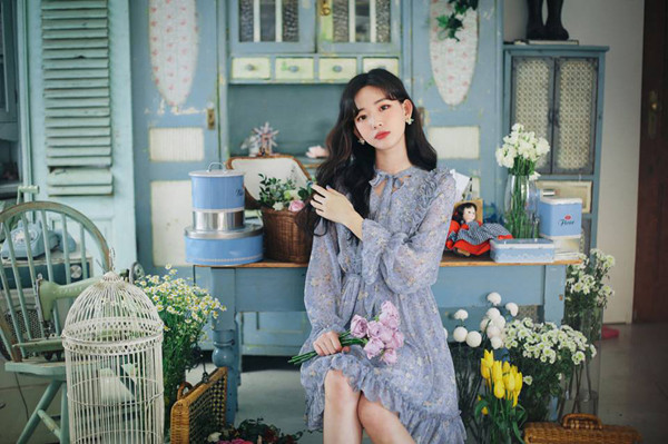 Trang phục họa tiết hoa nhí (mốt cũ năm 2001). Không chỉ tại Việt Nam, trang phục họa tiết hoa nhí đang là hottrend của chị em ở nhiều nước. Đặc biệt, phái đẹp xứ Trung còn ví váy xòe họa tiết nhí như món đồ tôn lên khí chất “thần tiên tỷ tỷ”.