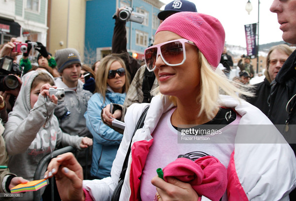 Kính Accent. Những chiếc kính râm với kích thước, màu sắc xuất hiện tần suất dày đặc trên khắp Instagram chứng tỏ sức hút của nó với người dùng. Thực tế, đây không phải ý tưởng thiết kế mới. Phụ kiện này làm món đồ quen thuộc từ năm 2008. Ảnh: Brightside, Internet