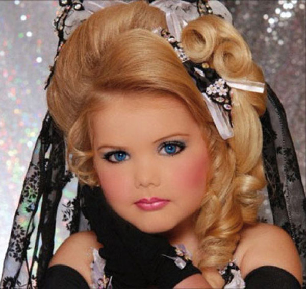 Năm 2011, Eden Wood đăng quang hoa hậu nhí trong show Todders and Tiaras (Các bé và vương miện). Sở hữu nhan sắc bất bại cùng thần thái tự tin, khả năng làm chủ sân khấu, cái tên Eden Wood nhanh chóng “phủ sóng” trong làng giải trí nước Mỹ.