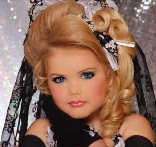 Năm 2011, Eden Wood đăng quang hoa hậu nhí trong show Todders and Tiaras (Các bé và vương miện). Sở hữu nhan sắc bất bại cùng thần thái tự tin, khả năng làm chủ sân khấu, cái tên Eden Wood nhanh chóng “phủ sóng” trong làng giải trí nước Mỹ.