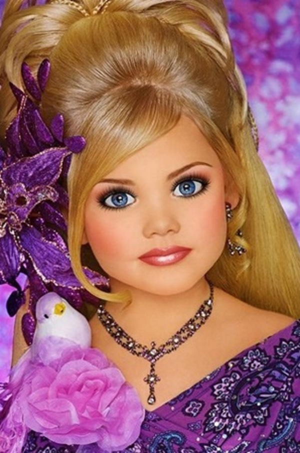 Thường xuyên xuất hiện với gương mặt bầu bĩnh, đôi mắt xanh to tròn, mái tóc vàng óng cùng bước đi hết sức sống động, Eden Wood khiến người xem thích thú không ngừng.