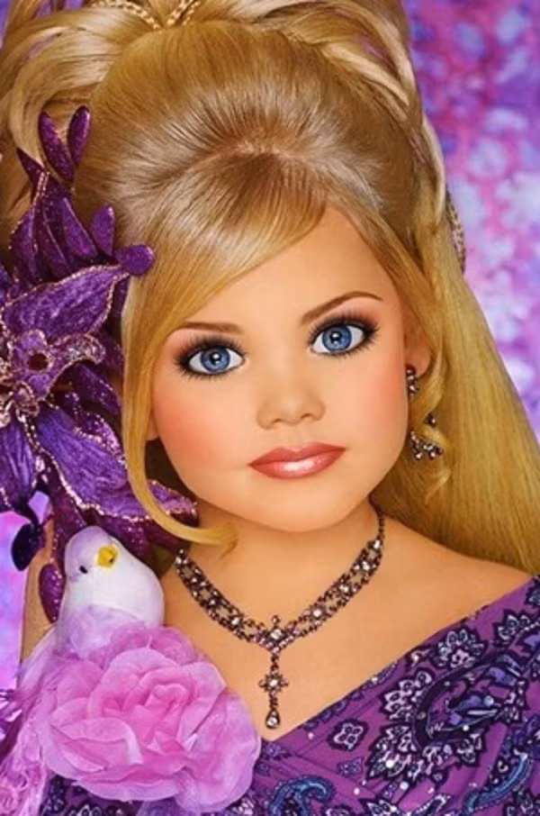 Thường xuyên xuất hiện với gương mặt bầu bĩnh, đôi mắt xanh to tròn, mái tóc vàng óng cùng bước đi hết sức sống động, Eden Wood khiến người xem thích thú không ngừng.