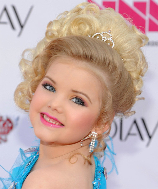 Cô bé gần như bị đánh cắp tuổi thơ khi liên tục theo đuổi những cuộc thi nhan sắc. Thậm chí, có những năm cô bé tham gia tới 25 cuộc thi khác nhau.