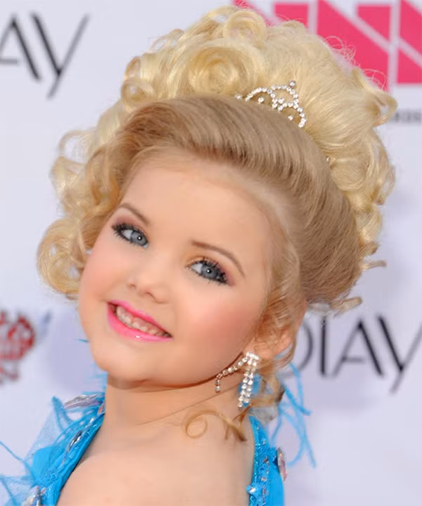 Cô bé gần như bị đánh cắp tuổi thơ khi liên tục theo đuổi những cuộc thi nhan sắc. Thậm chí, có những năm cô bé tham gia tới 25 cuộc thi khác nhau.