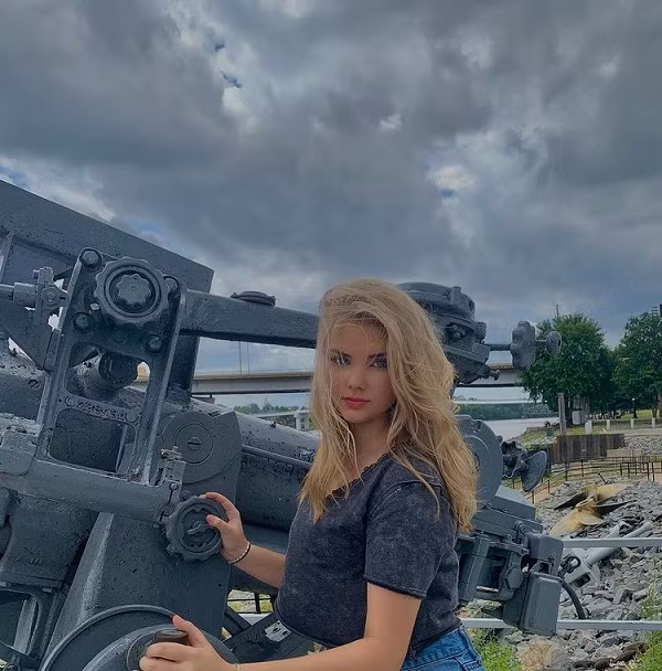 Nhiều người trước đây lo lắng việc lạm dụng hóa chất làm đẹp sẽ khiến nhan sắc của cô bé xuống cấp. Vậy nhưng, nhìn vào nhan sắc tuổi vị thành niên của Eden mọi người có thể thở phào nhẹ nhõm.