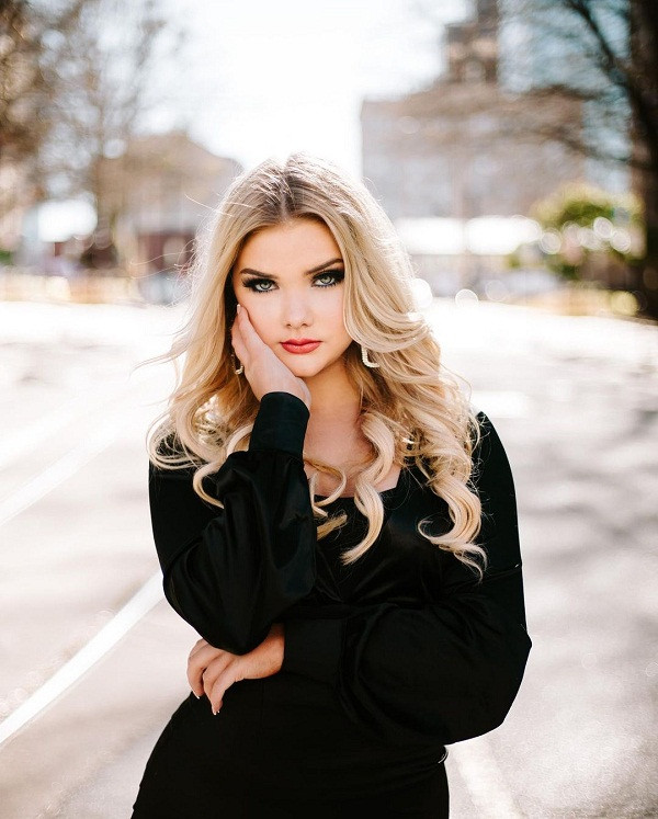 Trên trang cá nhân, Eden Wood thường xuyên chia sẻ các hoạt động trong cuộc sống thường ngày. Rời xa ánh đèn sân khấu, thiếu nữ ghi điểm bởi phong cách thời trang giản dị, năng động phù hợp với lứa tuổi.