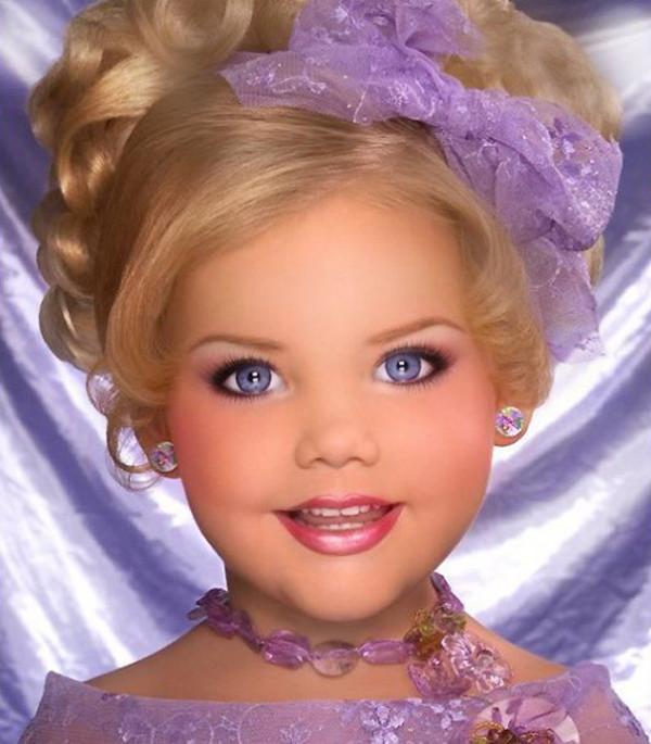 Để giữ được làn da căng mịn, vóc dáng ưa nhìn, mẹ Eden sẵn sàng làm việc khiến những bậc phụ huynh khác kinh ngạc. Cụ thể, cứ định kỳ 3 tháng 1 lần, cô bé lại thực hiện việc tiêm botox để khuôn mặt giữ được vẻ căng bóng như búp bê.