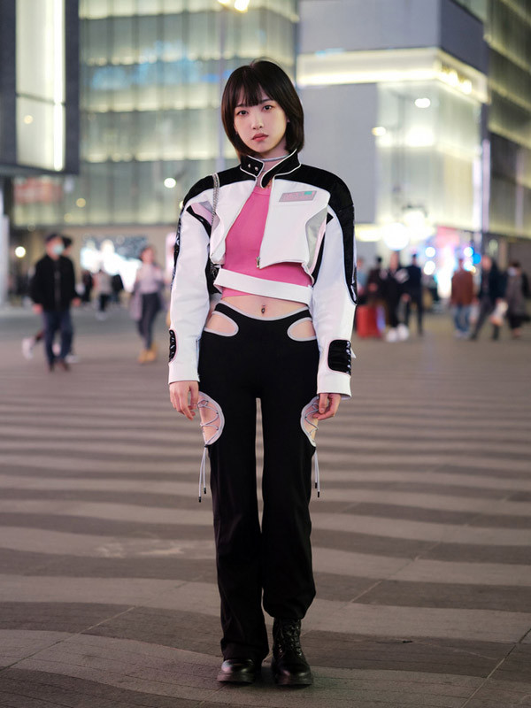 Thời trang ngày càng cởi mở, xu hướng cut – out không chỉ nằm trên những bộ cánh lộng lẫy dành cho thảm đỏ. Giờ đây, chị em không ngại lên đồ với những thiết kế này, trở thành tâm điểm của đám đông.