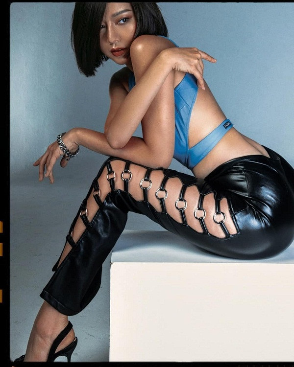 Quả thực, đường cắt bất ngờ dễ dàng khiến chiếc quần da thô cứng trở nên vô cùng mềm mại, đầy nữ tính. Mặc mốt quần dài này, mỹ nhân Băng Di khoe trọn lưng trần cùng phần đục lỗ lạ mắt.