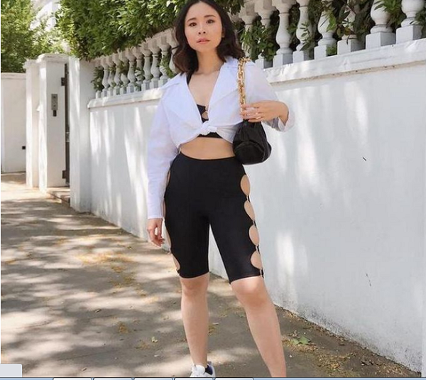 Việc chọn nội y đi kèm cũng cần hết sức cân nhắc. Bạn có thể dùng C String - một dạng nội y đặc biệt có thiết kế giống chữ C, không có quai hoặc quần lót có phần quai bằng silicon để tránh để pha lộ nội y đáng tiếc. Ảnh: Internet