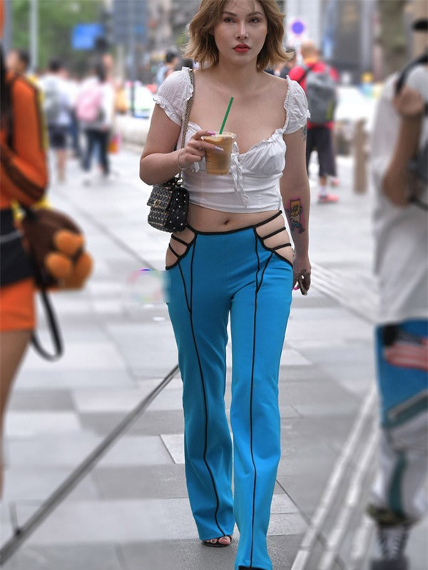 Tương tự, chủ nhân set đồ này có dáng người khá mũm mĩm, lựa màu thiếu hài hòa khiến tổng thể bị gắn mác thảm họa thời trang.