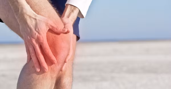 Các bệnh về khớp. Môi trường nhiệt độ quá thấp sẽ kích thích mao mạch ngưng tụ nhiều, tuần hoàn máu không lưu thông thuận lợi. Từ đó, gây ra các tổn thương như cứng cơ cổ lưng, đau thắt lưng, chân tay, tay chân lạnh, tê bì... Ảnh: Internet Mời độc giả xem video: Mùa “hốt bạc” của thợ điều hoà. Nguồn: VTCNow