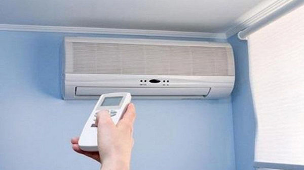 Trang Sohu của Trung Quốc đưa tin, một thanh niên sống tại Thường Châu, Giang Tô bật điều hòa cả đêm để chống chọi với cái nóng. Sáng hôm sau ngủ dậy, cậu giật mình phát hiện gương mặt như bị biến dạng, miệng méo xệch, mắt trái không thể nhắm lại được. Sự cố ảnh hưởng nghiêm trọng đến sinh hoạt nên anh nhanh chóng đi khám.