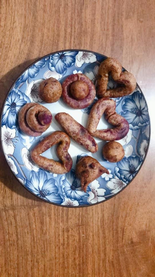 Con bảo con thích nhiều hình thù, mẹ đều đã nặn hết, thế này mà kêu là thảm họa nấu nướng sao?