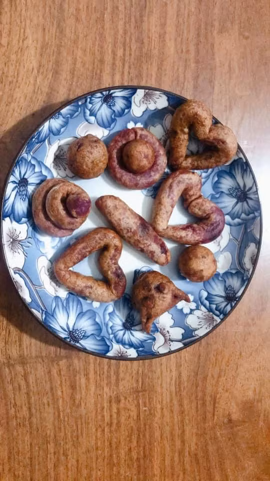 Con bảo con thích nhiều hình thù, mẹ đều đã nặn hết, thế này mà kêu là thảm họa nấu nướng sao?